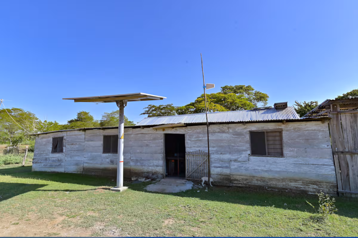 Con energía solar compensan a comunidades que protegen bosques y fuentes hídricas Enelico Energía Solar Ibague, Colombia